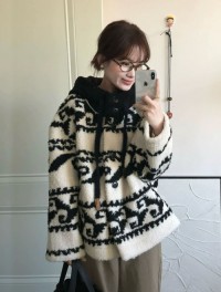 The new popular little man high-end lamb plush thick coat womens autumn and winter hooded loose top