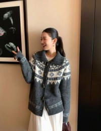 Vintage jacquard sweater, cardigan, womens lapel, horn buttoned jacket, design sense knit top