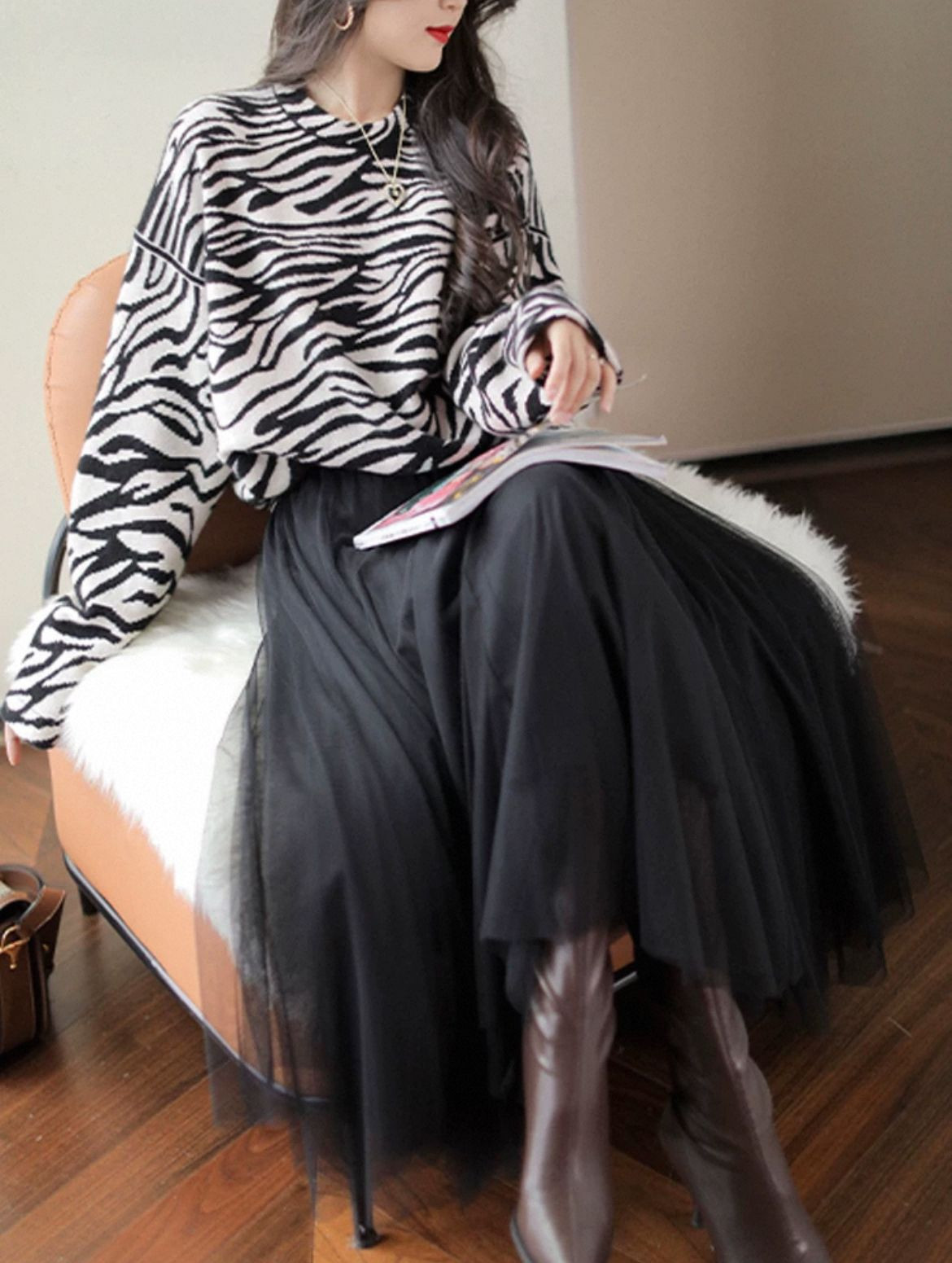 Black and white zebra print crewneck knitted sweater womens autumn and winter new fashionable, casual loose and lazy
