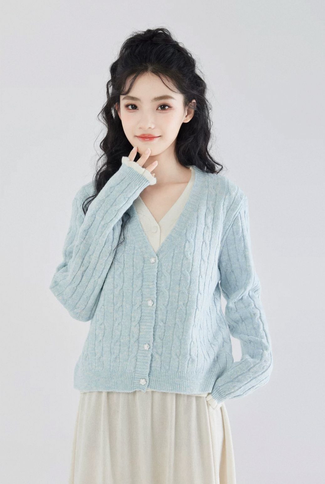Blue fake two-piece V-neck knitted cardigan womens 2025 spring and autumn new design sense twist sweater jacket short