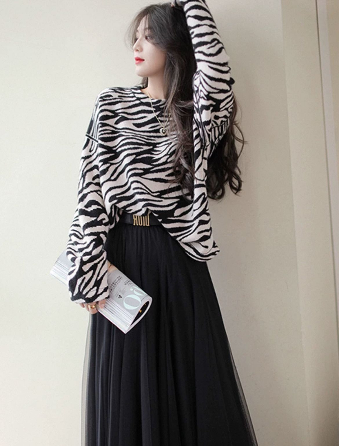 Black and white zebra print crewneck knitted sweater womens autumn and winter new fashionable, casual loose and lazy