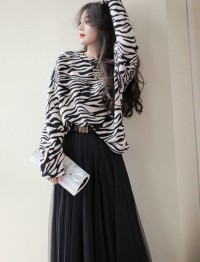 Black and white zebra print crewneck knitted sweater womens autumn and winter new fashionable, casual loose and lazy