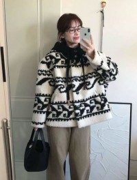 The new popular little man high-end lamb plush thick coat womens autumn and winter hooded loose top