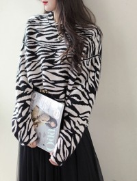 Black and white zebra print crewneck knitted sweater womens autumn and winter new fashionable, casual loose and lazy